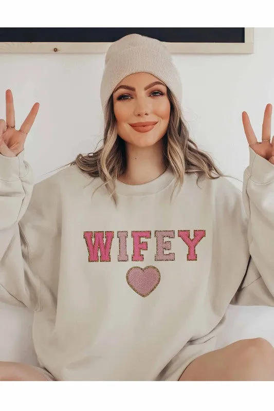 WIFEY GRAPHIC SWEATSHIRT